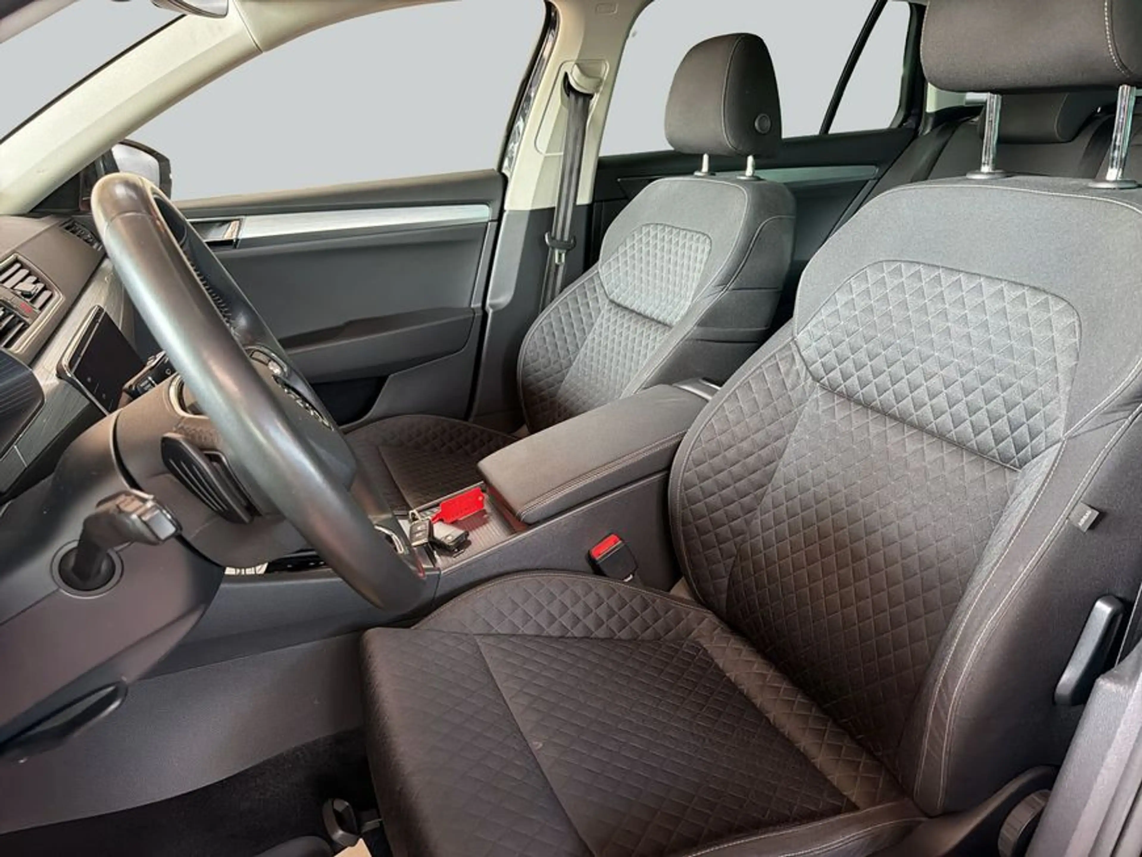 Skoda Superb Combi 1.4 TSI iV DSG Ambition AHK — photo 11