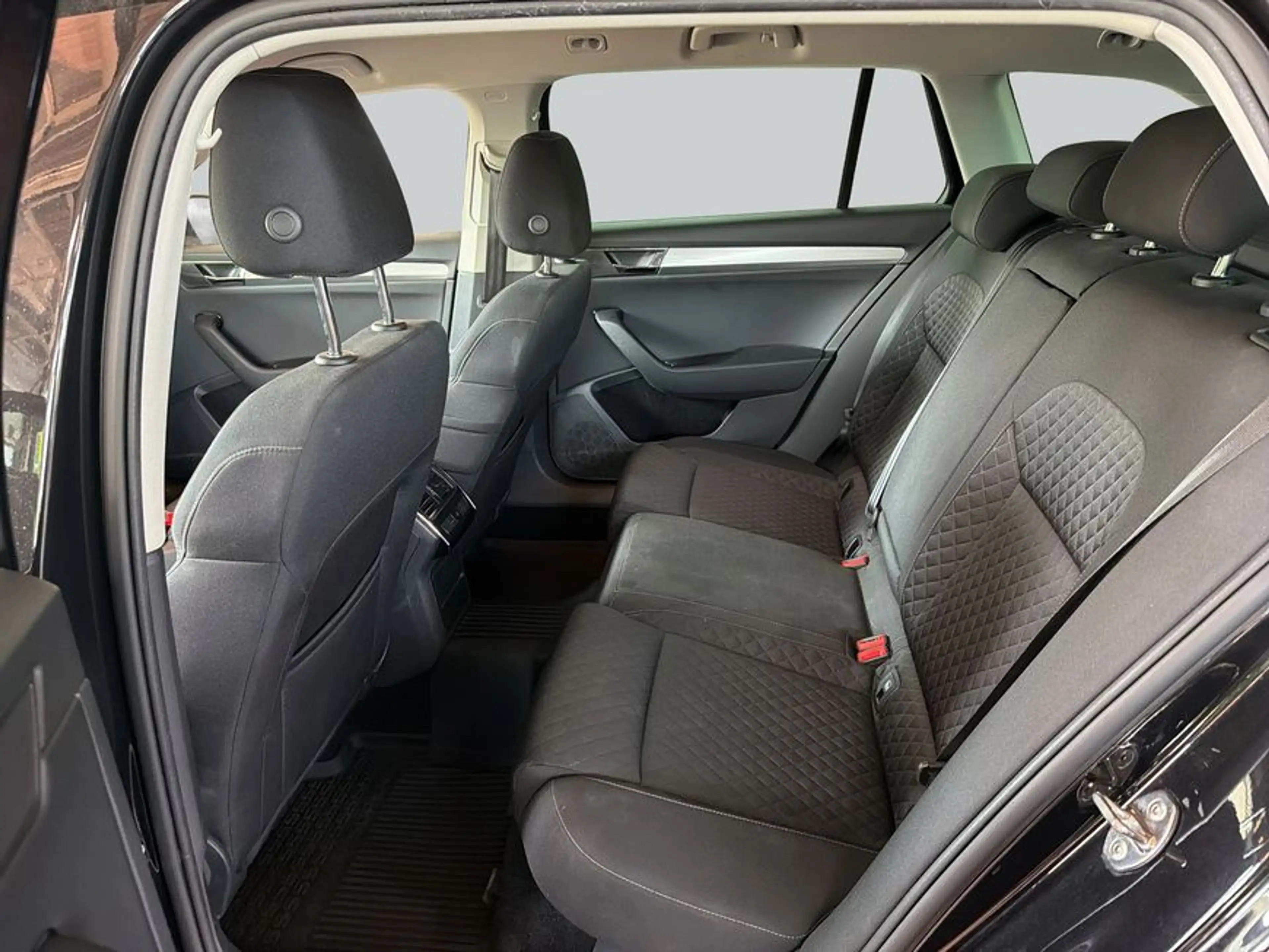 Skoda Superb Combi 1.4 TSI iV DSG Ambition AHK — photo 12