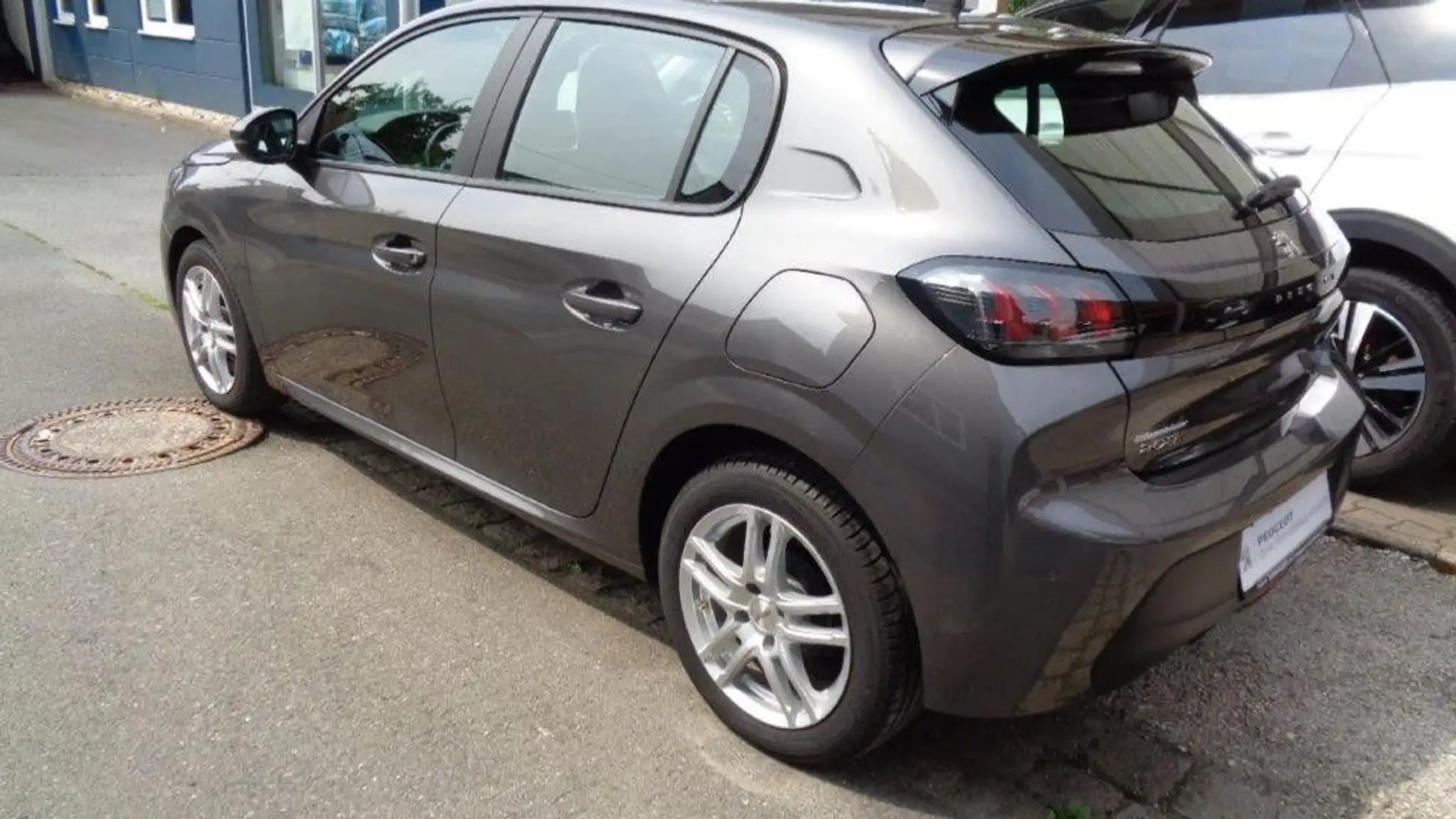 Peugeot 208 PureTech 75 Active, Klima, Apple Car Play Grijs - 2