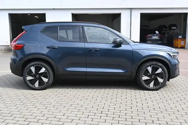 Volvo Ex40 view 6