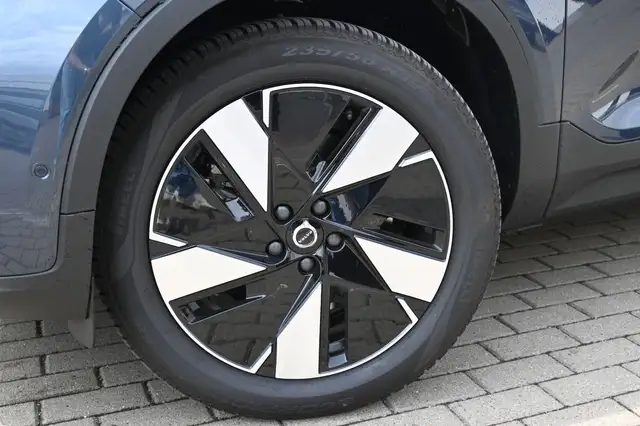 Volvo Ex40 view 11