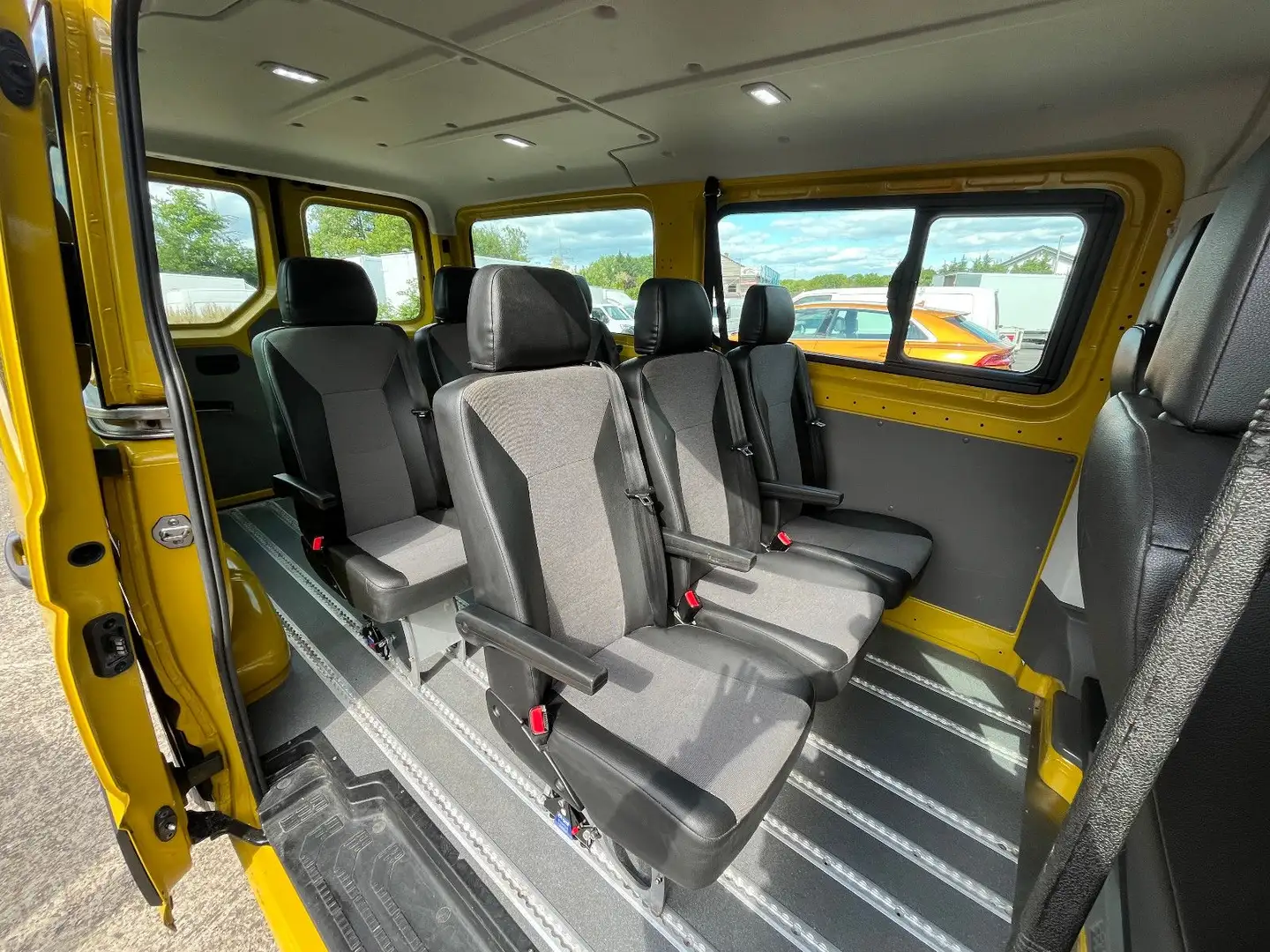 Volkswagen Crafter CRAFTER 2.0TDI 8 SITZER TEMP. KLIMA AHK 1.HAND Jaune - 2