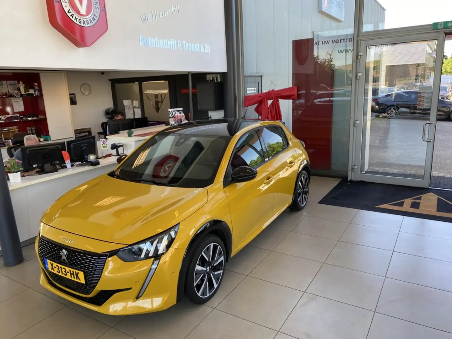 Peugeot 208 1.2 PureTech Allure,GT Line,100Pk,Apple Carplay An Yellow - 2