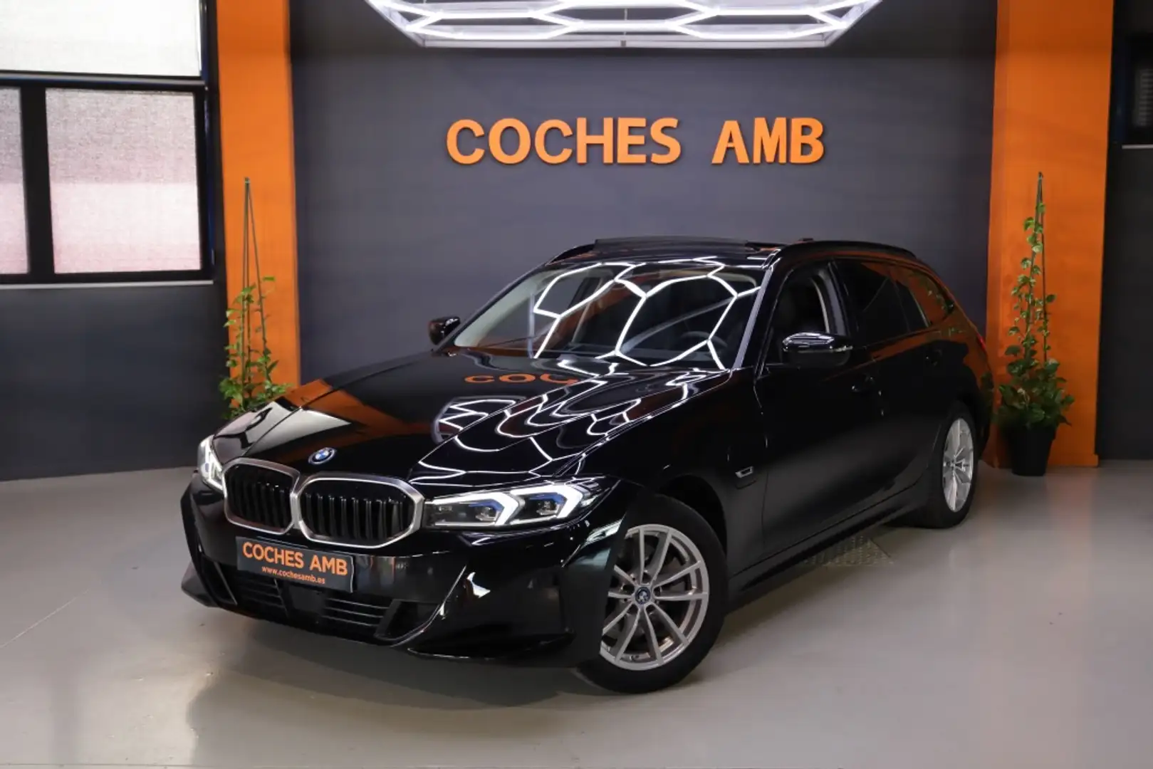 BMW 320 320e xDrive Touring Noir - 1