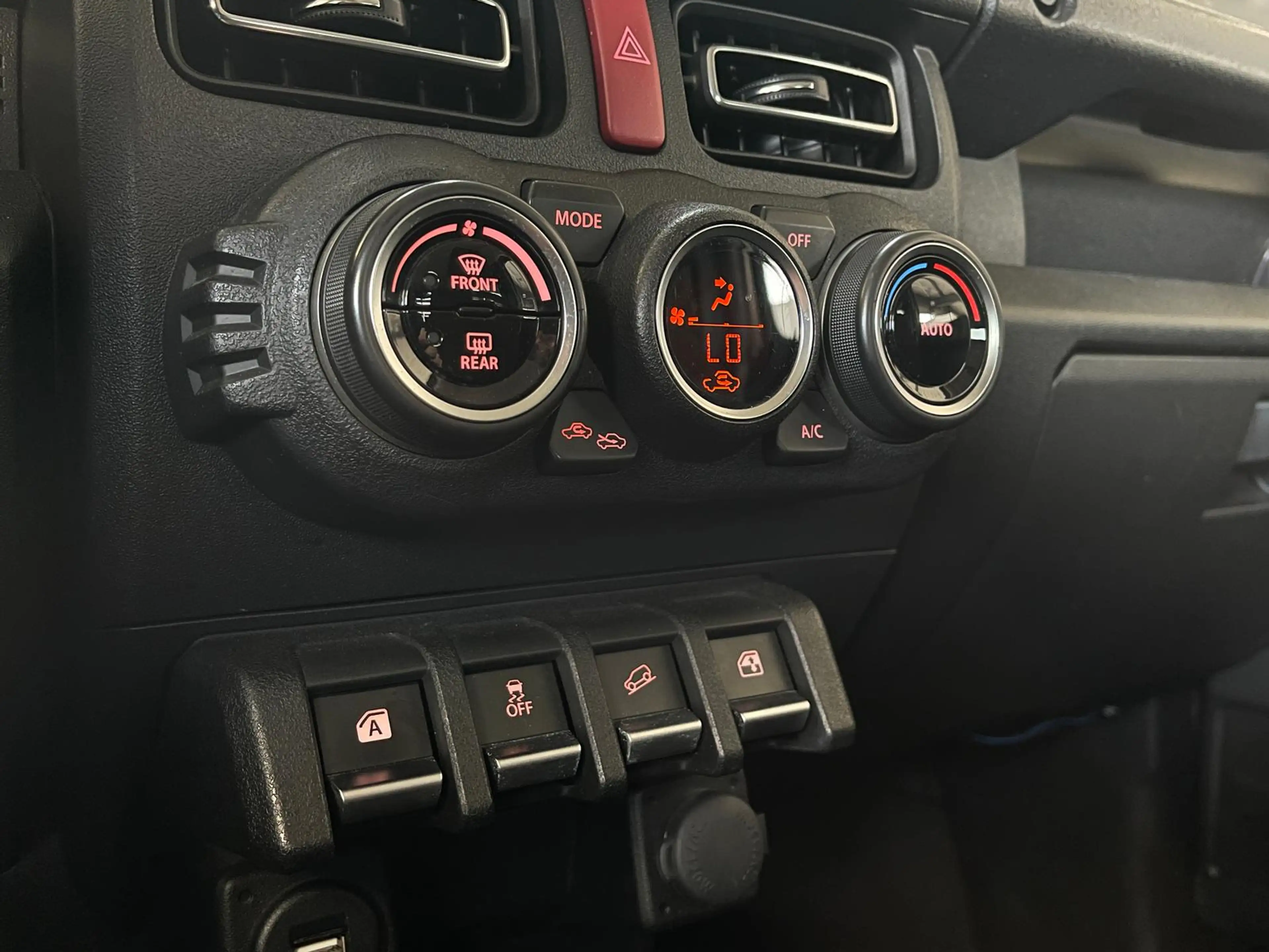 Suzuki Jimny Comfort+AllGrip+Navi+AHK+LED+4-Sitzer+Dachträger++ — photo 12