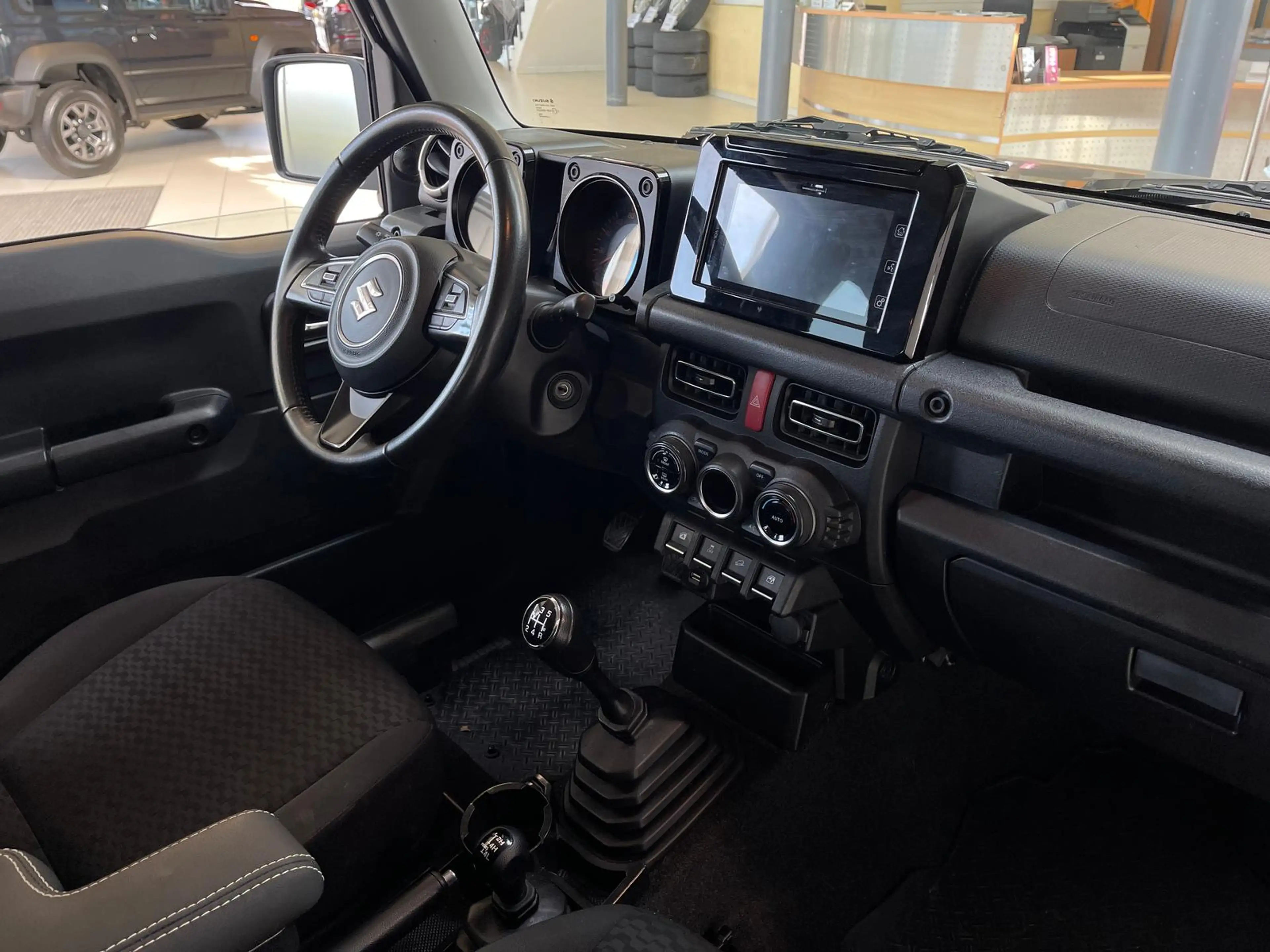 Suzuki Jimny Comfort+AllGrip+Navi+AHK+LED+4-Sitzer+Dachträger++ — photo 14