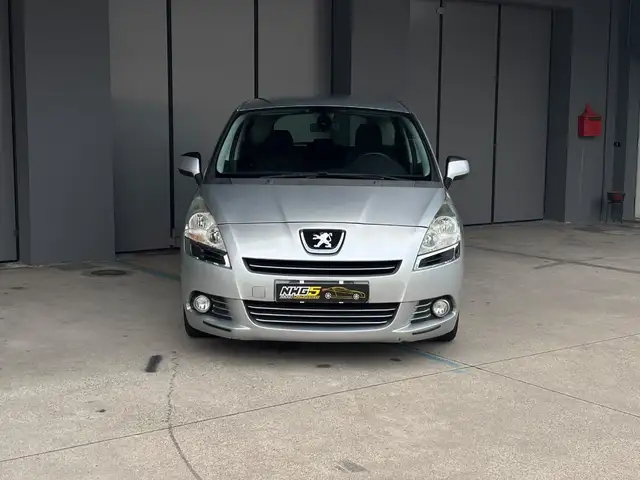 Peugeot 5008 view 4