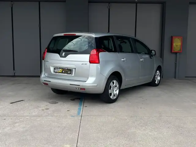 Peugeot 5008 view 5