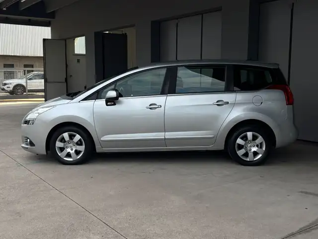 Peugeot 5008 view 3