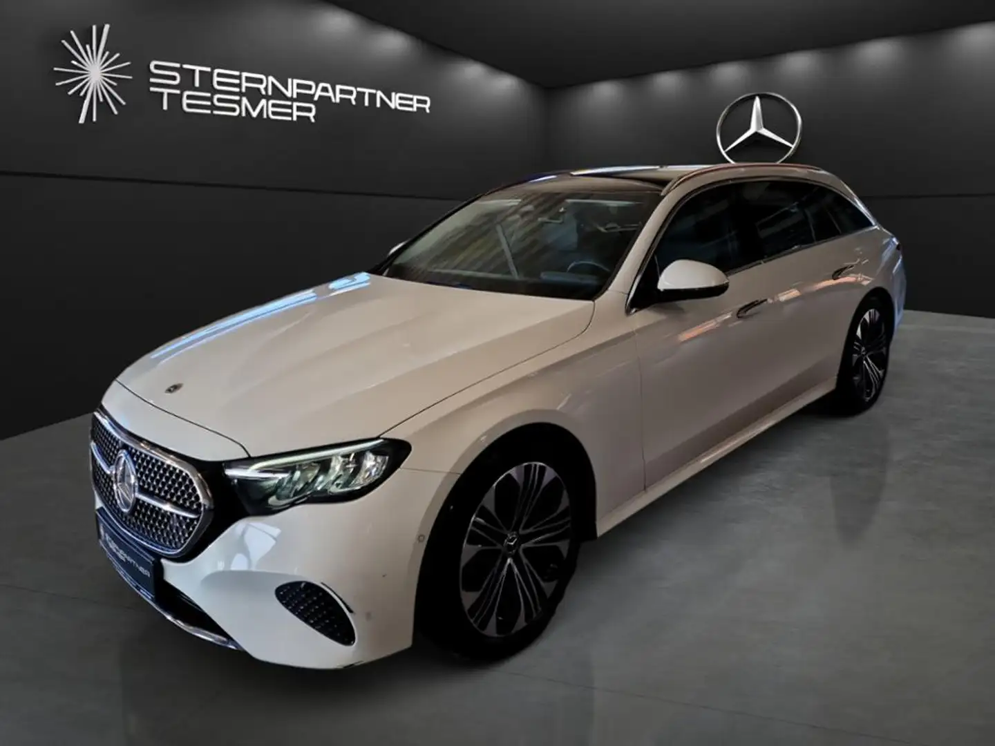Mercedes-Benz E 220 d T AVANTGARDE+MBUX+PANO+DIST+AMBIENTE+AHK Weiß - 2