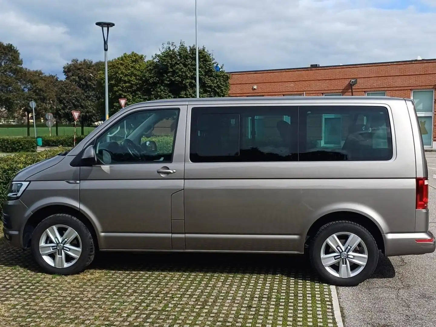 Volkswagen T6 Caravelle Grigio - 2