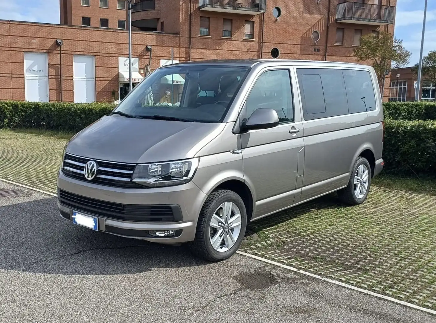Volkswagen T6 Caravelle Grigio - 1