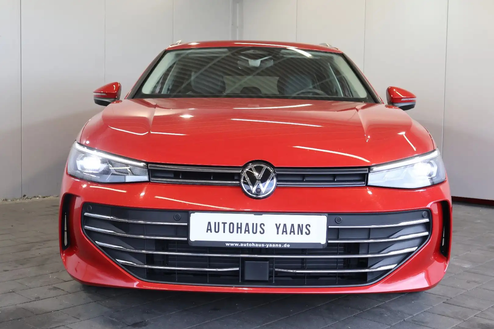 Volkswagen Passat Variant Passat 2.0 TDI Business AID+ACC+SIDE+360°+AHK Rood - 2