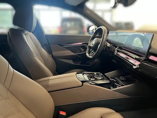 BMW 5 Series view 13
