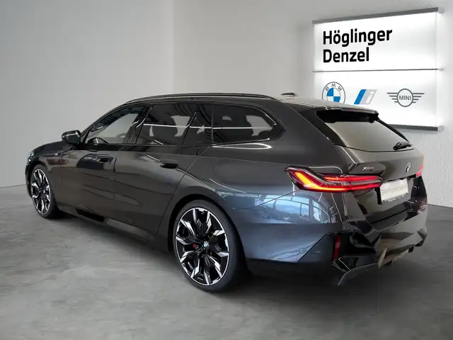 BMW 5 Series view 10