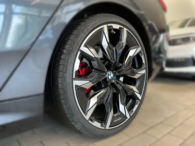 BMW 5 Series view 3