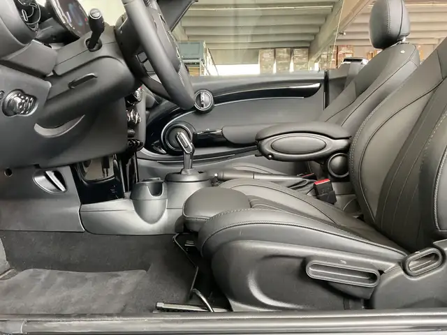 Mini Convertible view 6