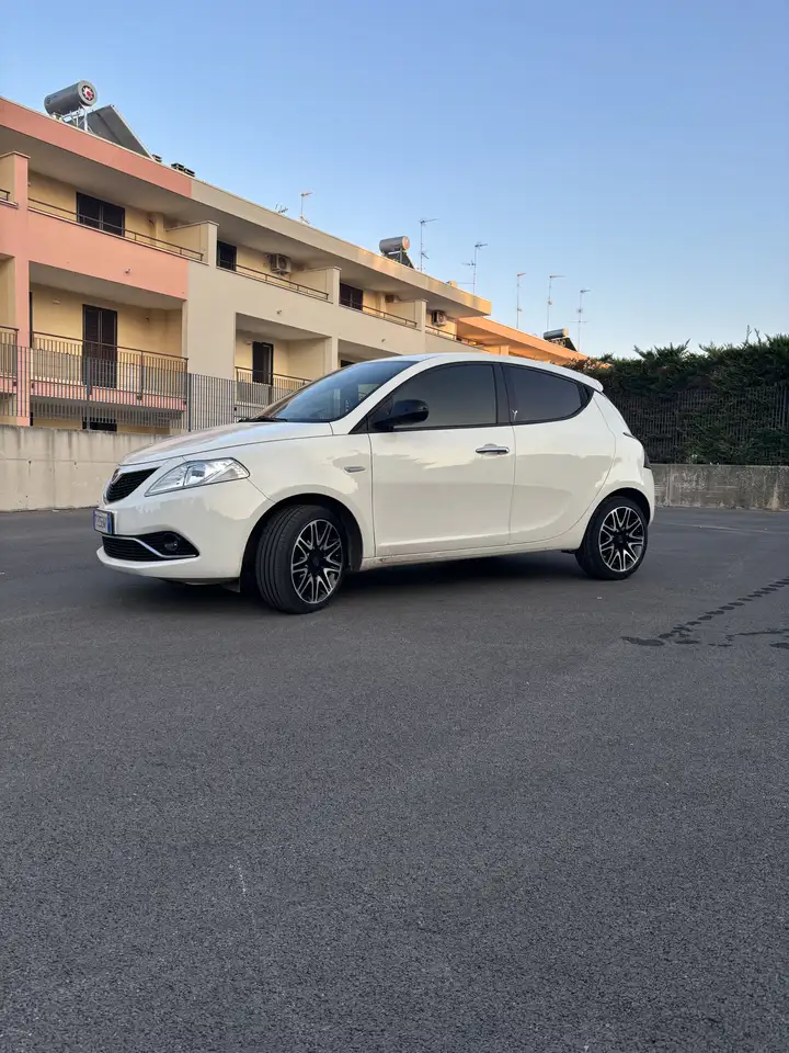 Lancia Ypsilon