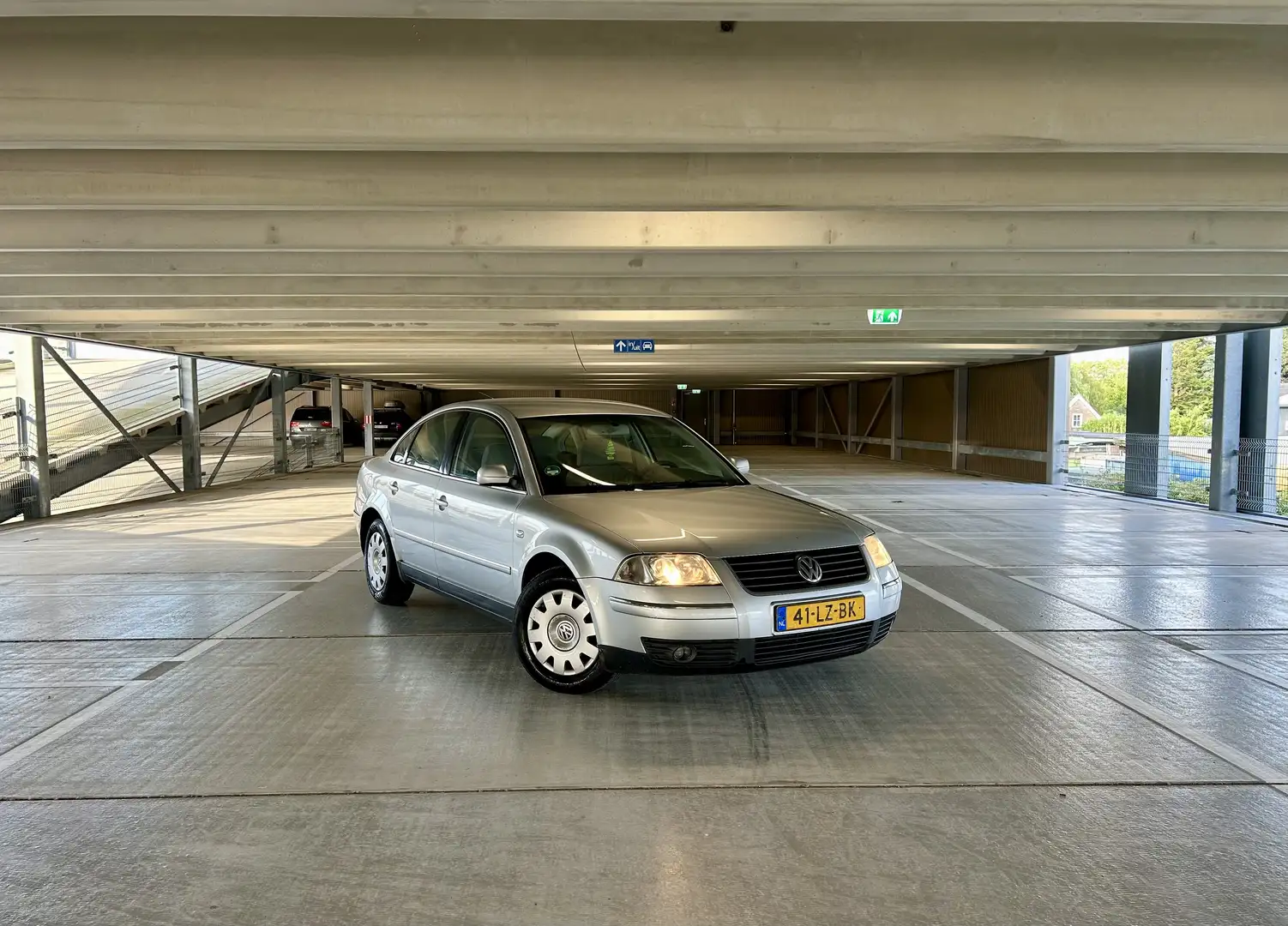 Volkswagen Passat 2.0-20V Arctic | Climate Control | Nieuwe Apk Gris - 1