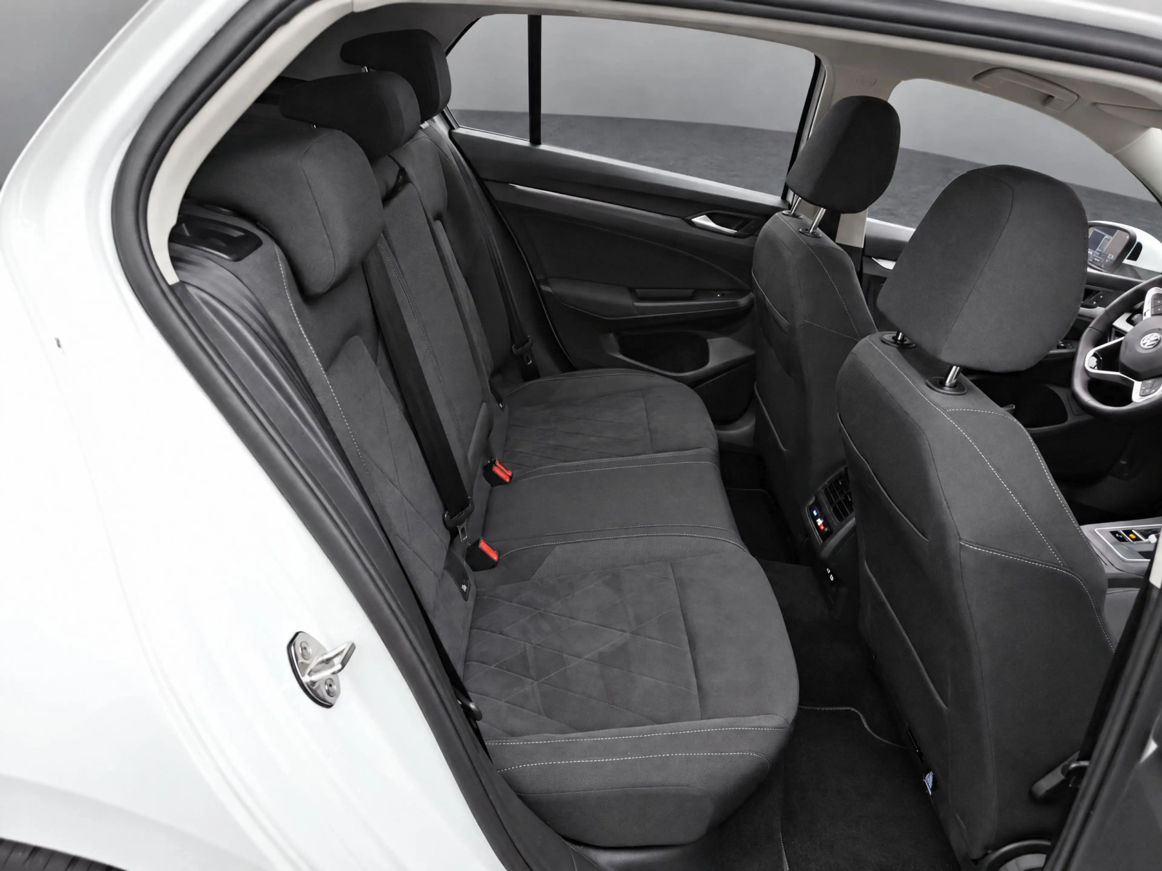 Volkswagen Golf 1.5 eTSI Life Business / LED / Memory seats / Navi — photo 10
