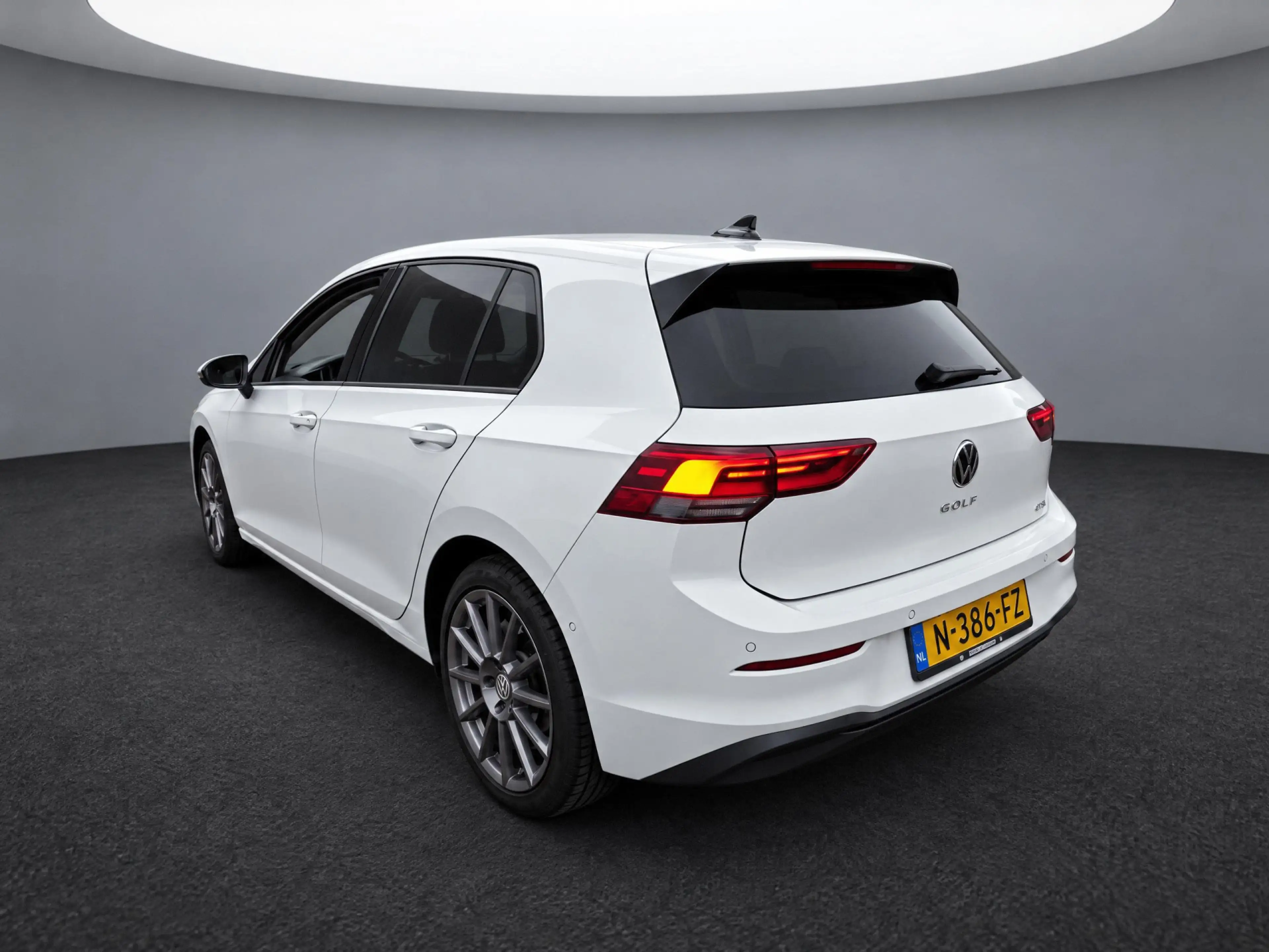 Volkswagen Golf 1.5 eTSI Life Business / LED / Memory seats / Navi — photo 6