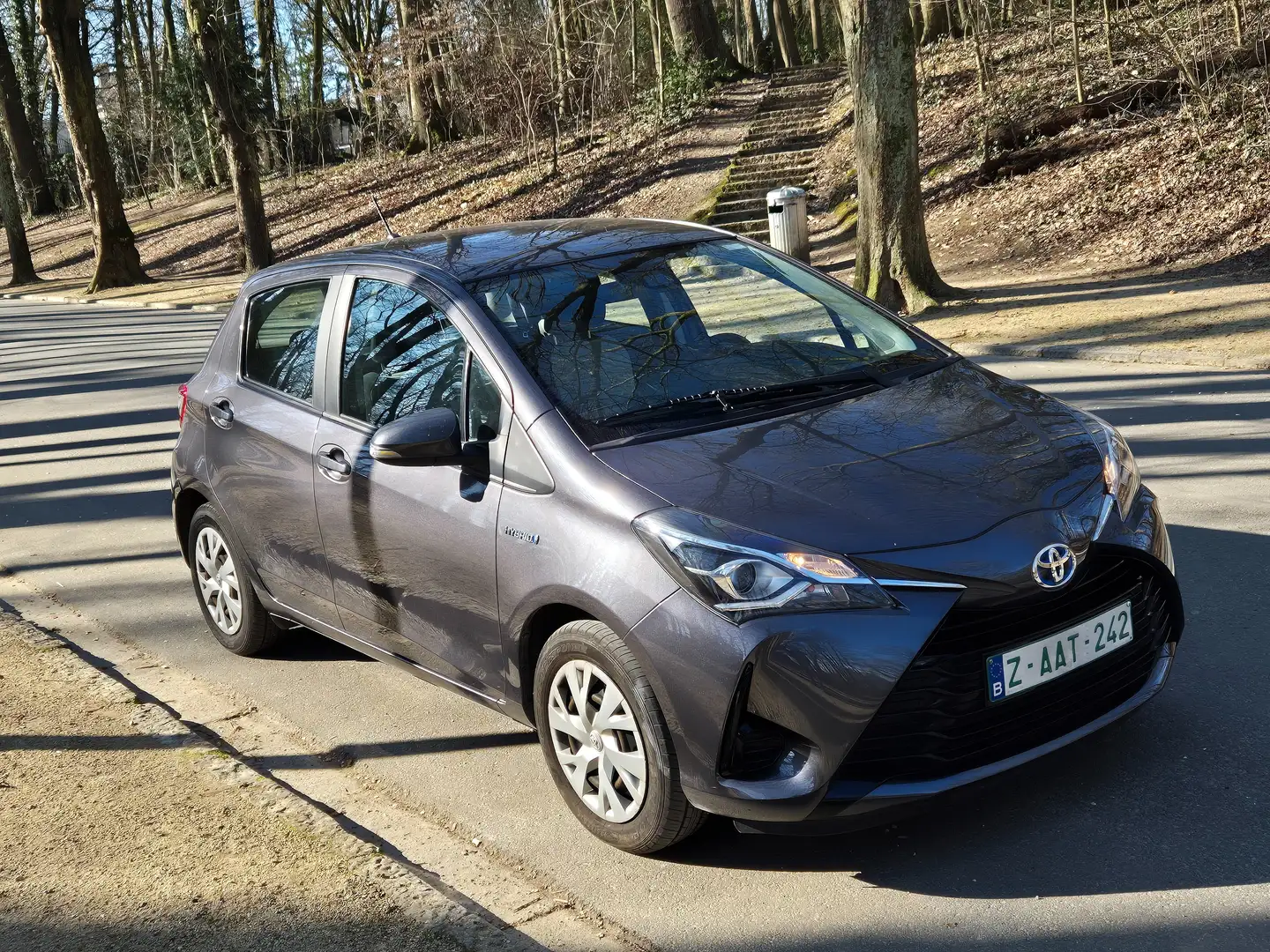 Toyota Yaris 1.5i VVT-i Hybrid 30000 KM .MOD 2020.GARANTIE Grijs - 2