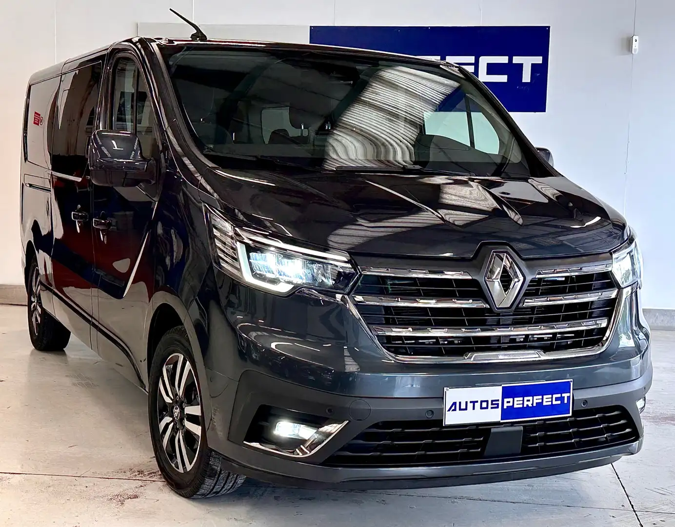 Renault Trafic SPACECLASS 2.0dCi 150CV TVAC LONG CHASSIS 7PL LUXE Grau - 2