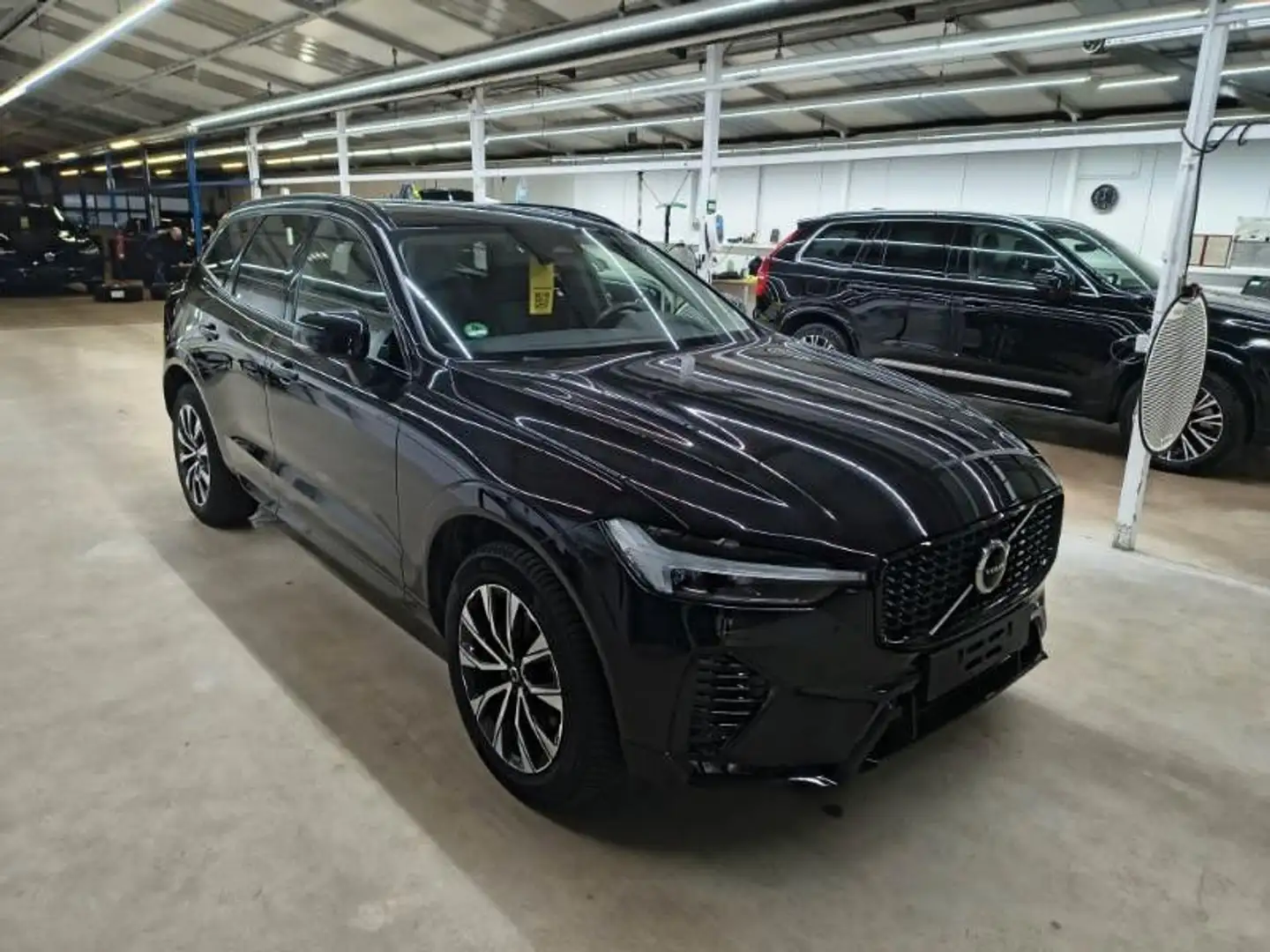 Volvo XC60 B4 Plus Dark AWD StdHz*ACC Schwarz - 2