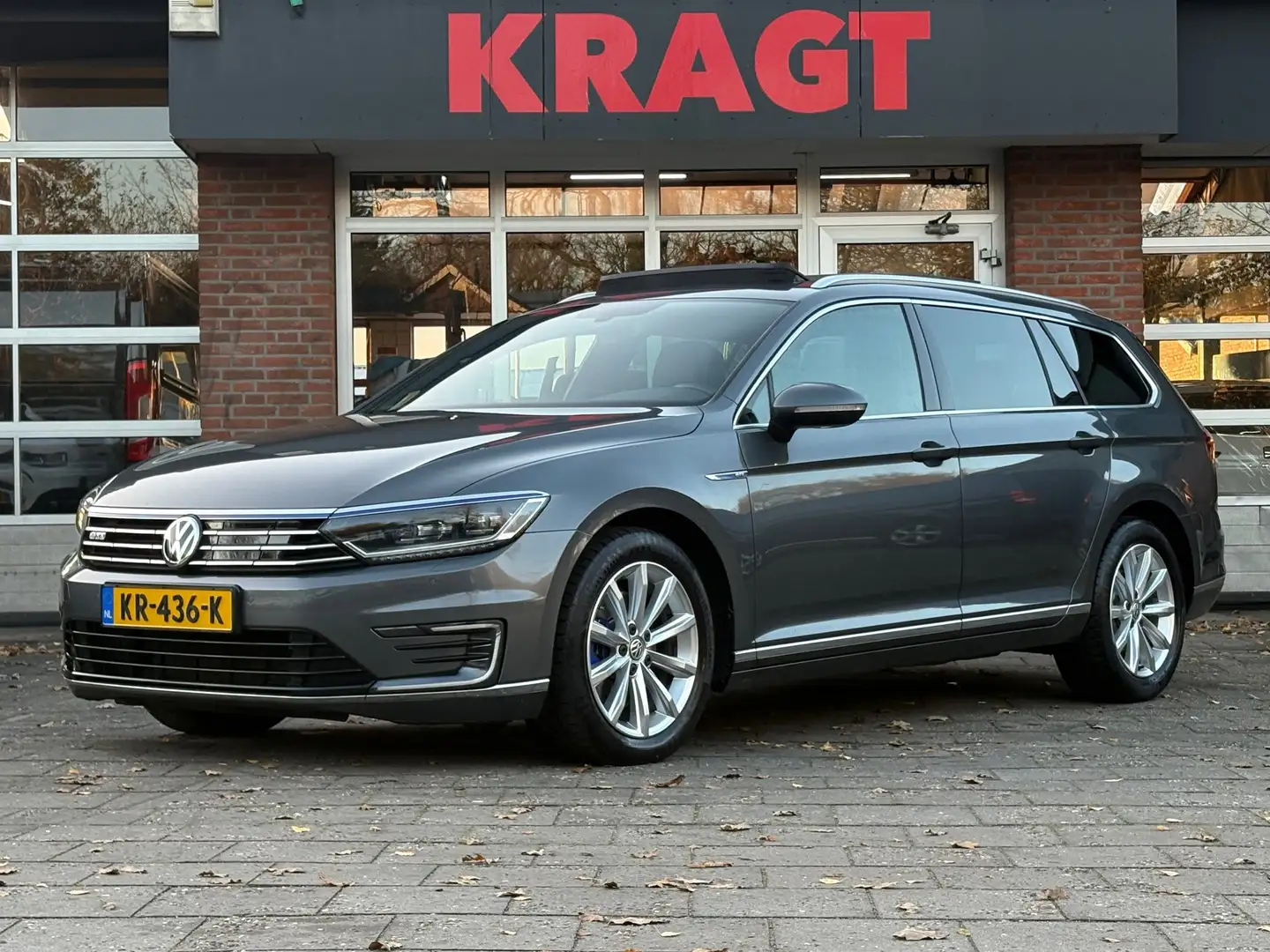Volkswagen Passat Variant GTE Highline 1.4 - LED - Panoramadak - trekhaak - Grau - 1