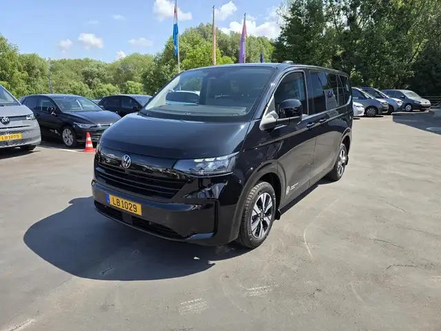 Volkswagen T7 Caravelle Life court