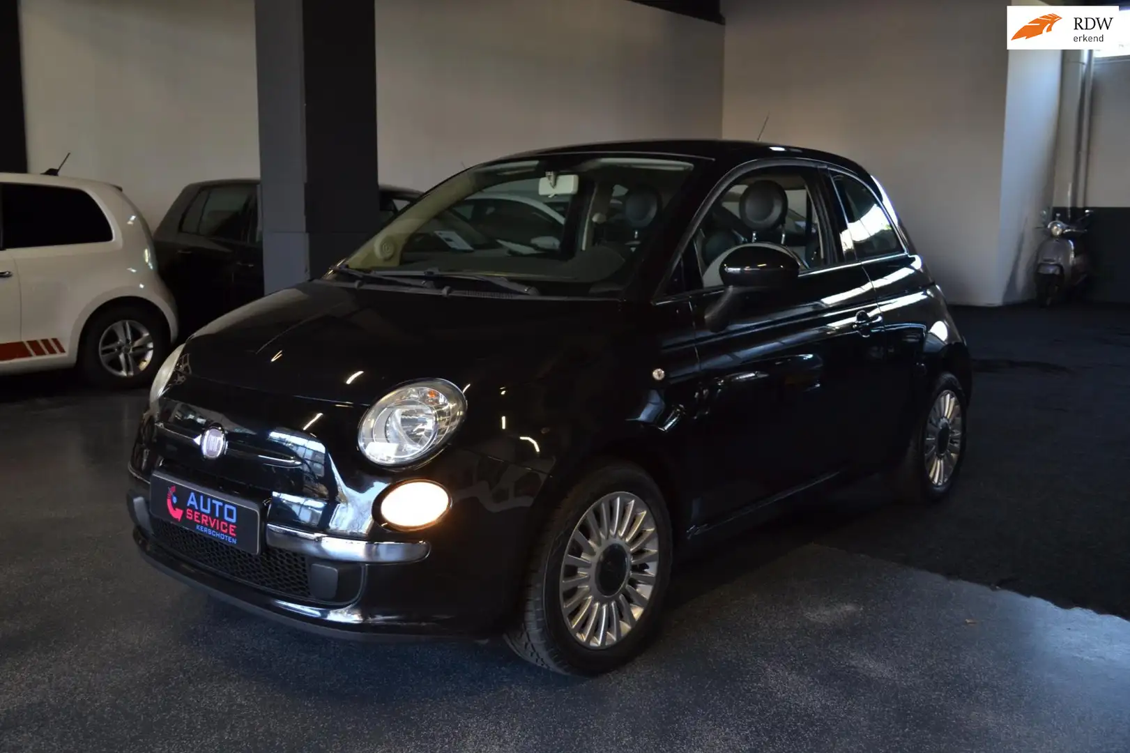 Fiat 500 1.2 Lounge AIRCO, GLAZEN DAK, AUX, LMV, MF STUUR! Zwart - 1