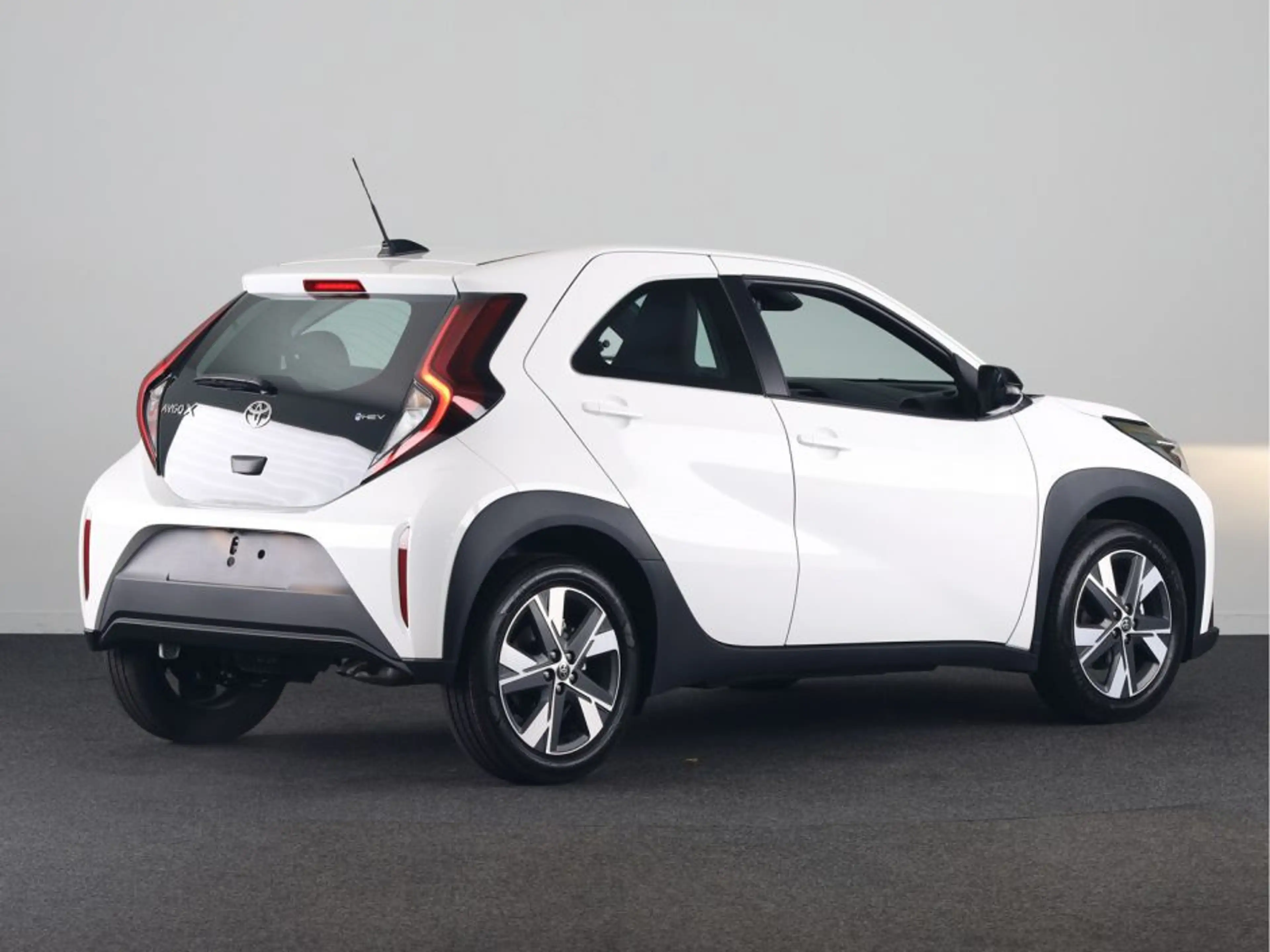 Toyota Aygo X Hybrid 115 play | Go Pack  | Automaat | — photo 2