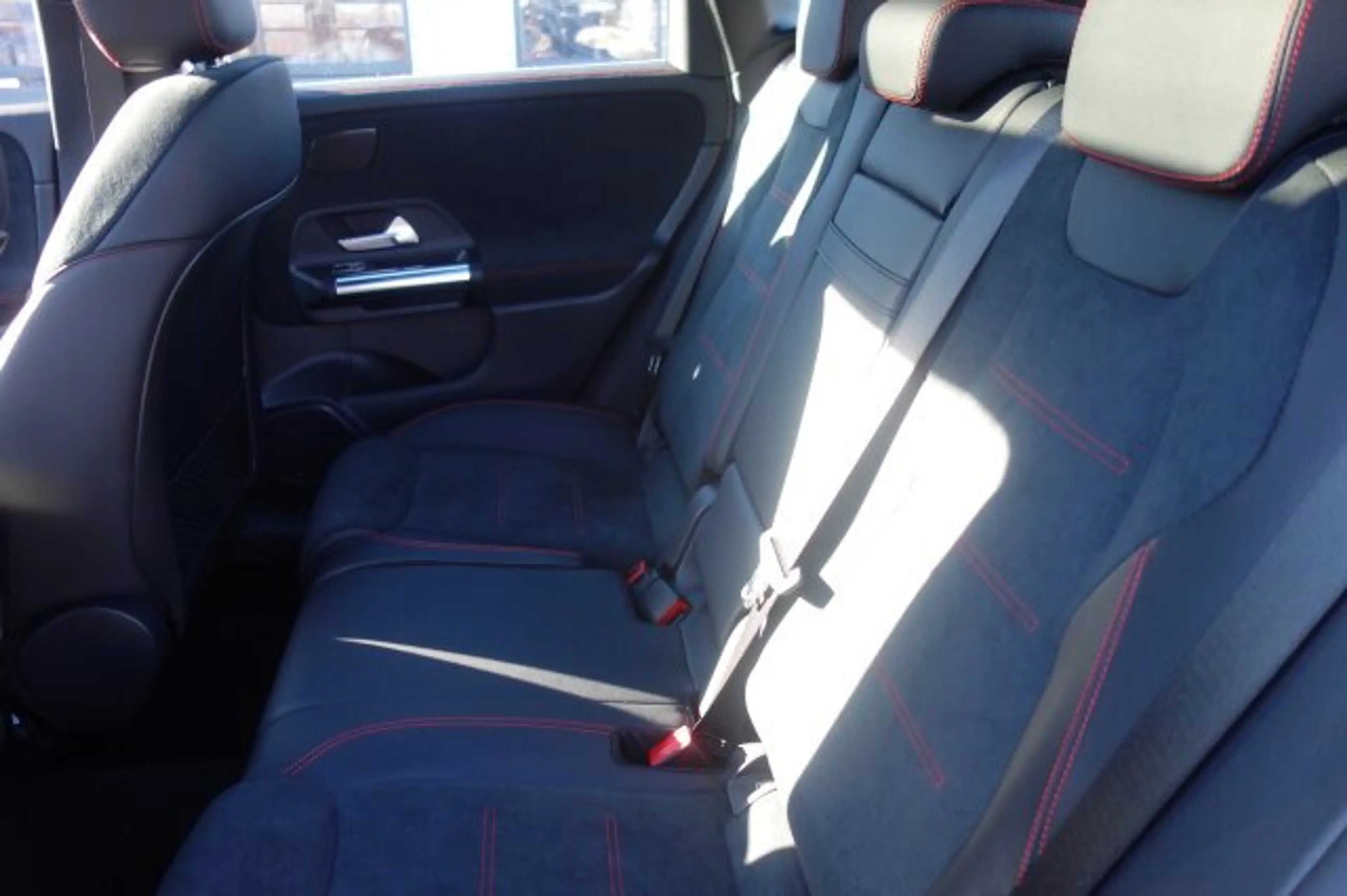 Mercedes-Benz B 220 B 220 4M AMG PANO STANDH AHK 360 DISTR LED KEYL — photo 14