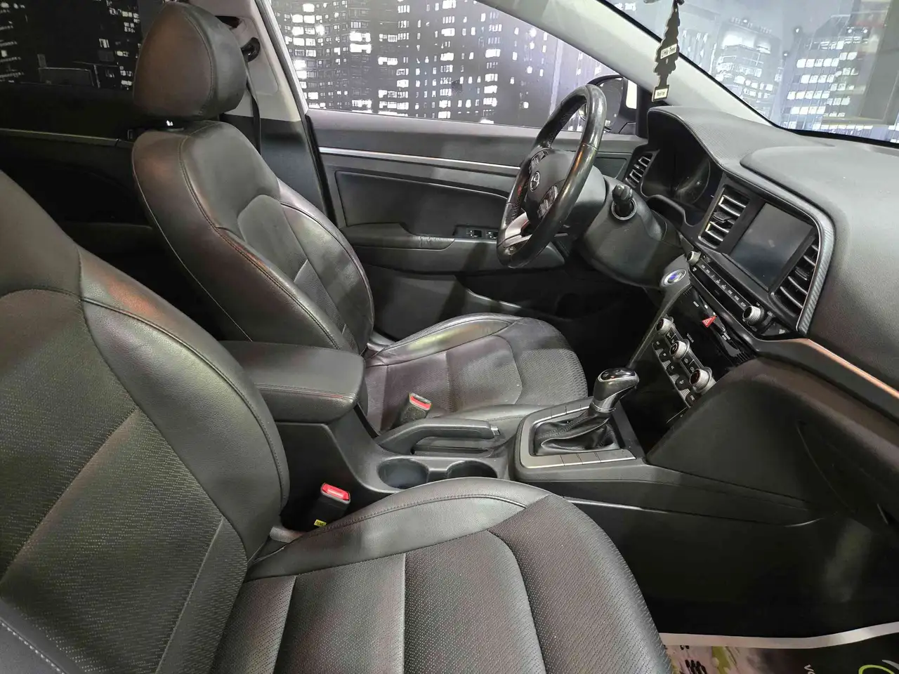 Hyundai ELANTRA fotografie Hyundai ELANTRA