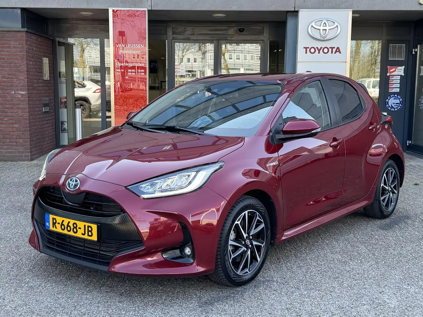 Toyota Yaris 1.5 HYBRID DYNAMIC STOELVERW 4S-BANDEN APPLE/ANDRO Rouge - 1