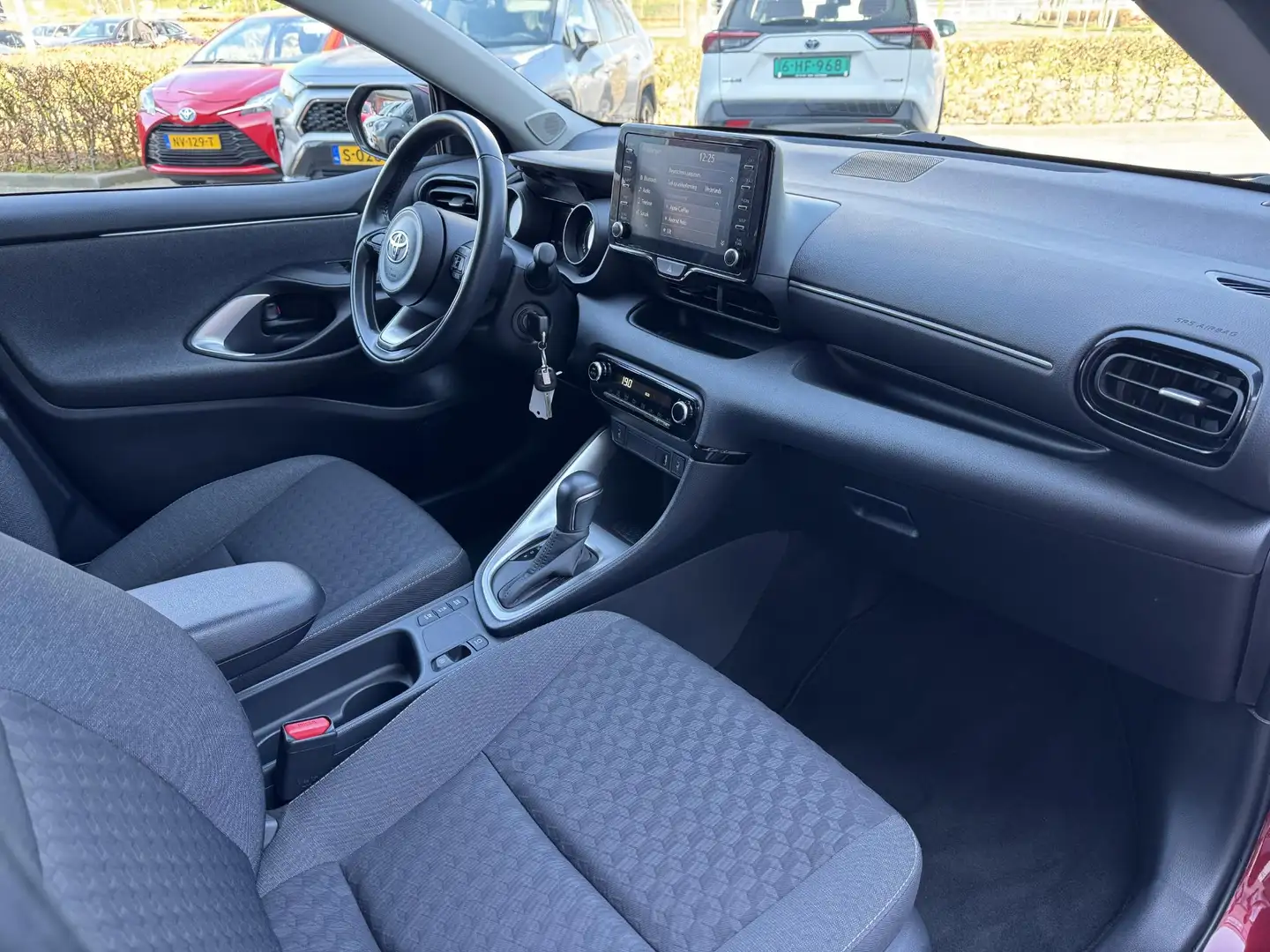 Toyota Yaris 1.5 HYBRID DYNAMIC STOELVERW 4S-BANDEN APPLE/ANDRO Rouge - 2