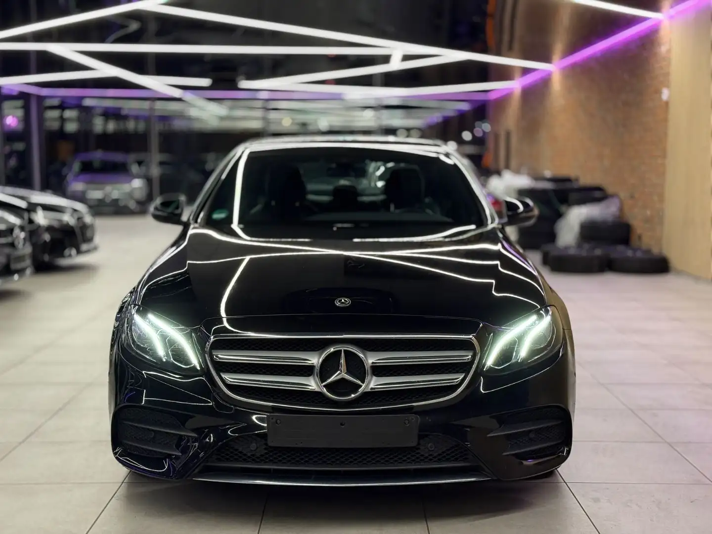 Mercedes-Benz E 220 d*AMG LINE*AMBIENTE*R-KAM*E-SITZE* Noir - 2