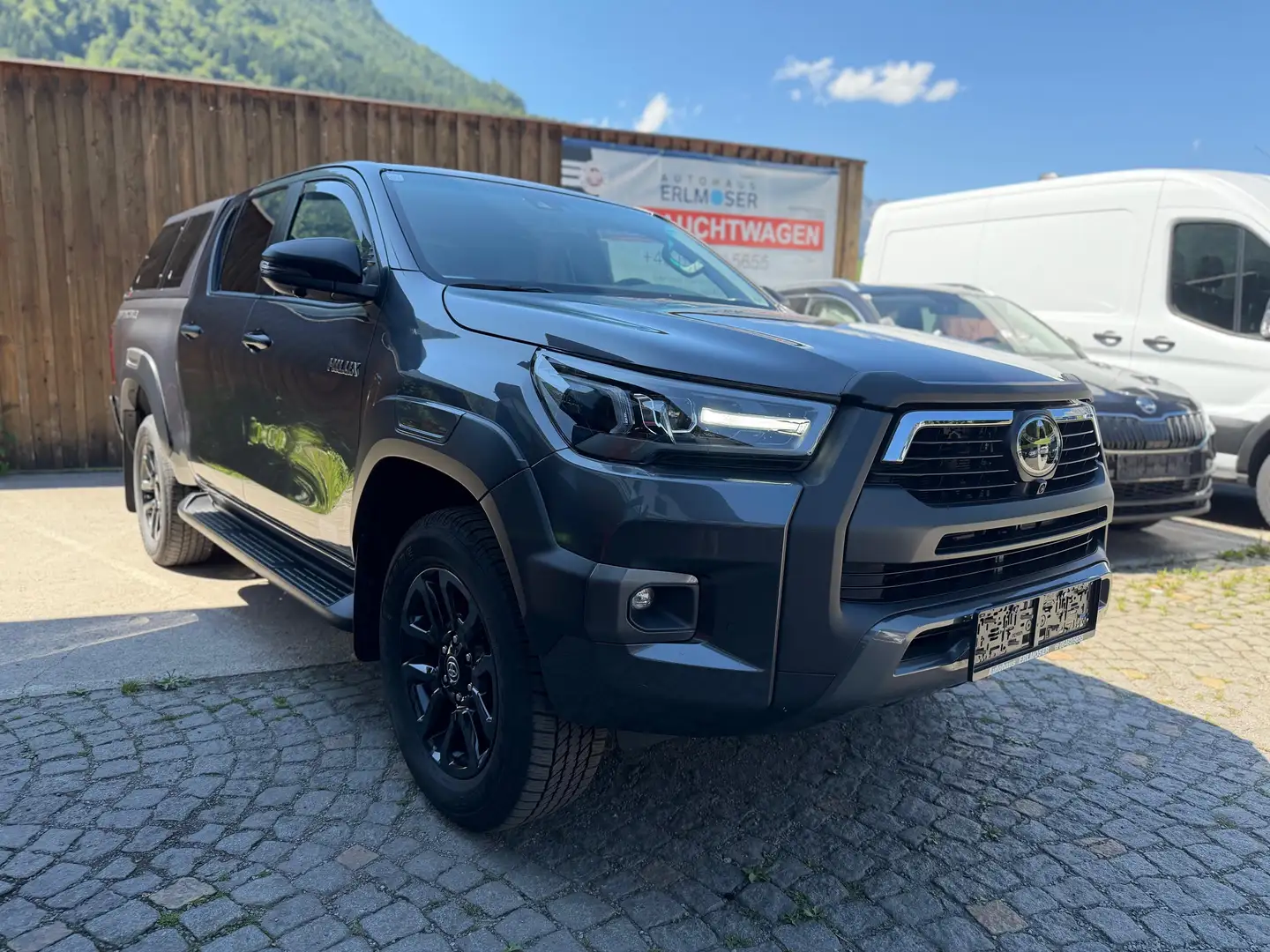 Toyota Hilux Hilux DK Invincible 4WD 2,8 D-4D Aut. Invincible Grau - 1