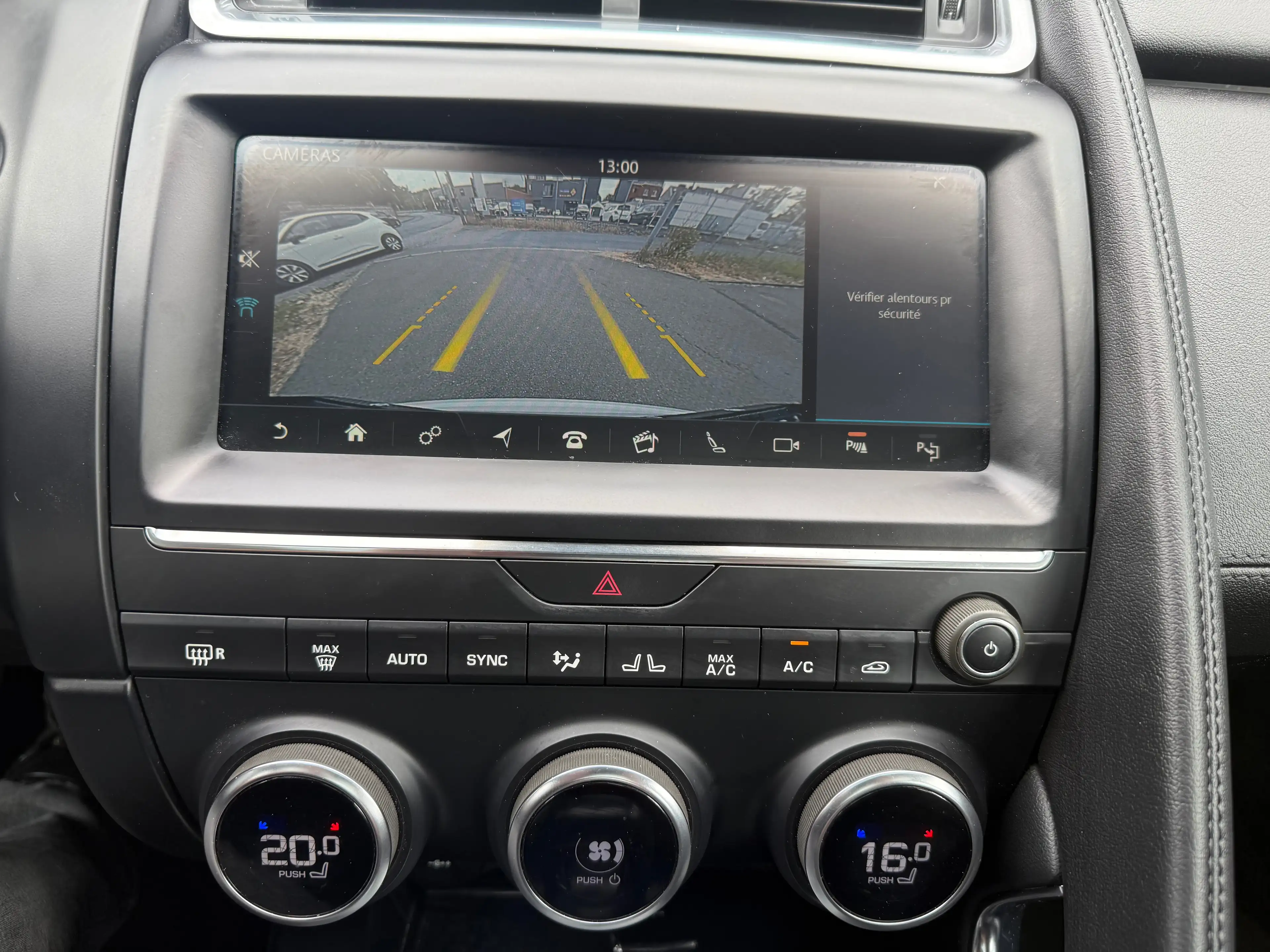 Jaguar E-Pace E-Pace 2.0 D AWD HSE — photo 11