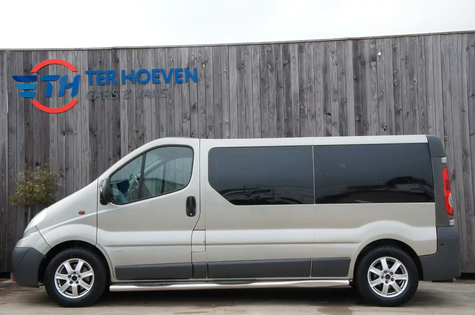 Opel Vivaro 2.0 DCi Lang Bett Automatik Klima 84KW E4 Grün - 1
