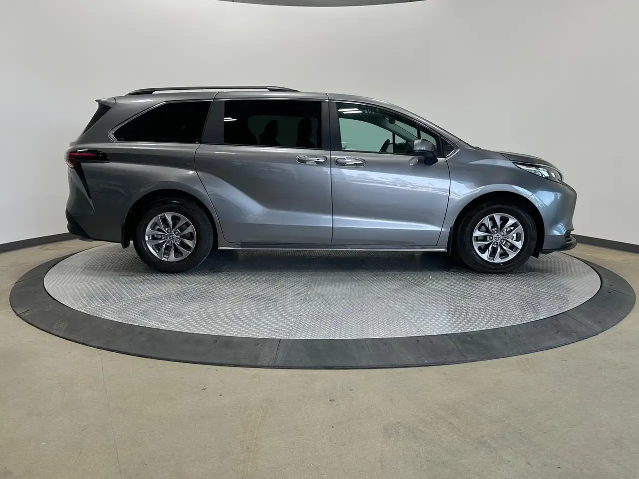 Toyota Sienna снимка Toyota Sienna