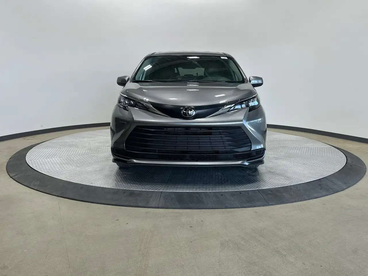 Toyota Sienna снимка Toyota Sienna