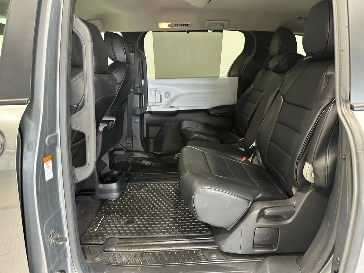 Toyota Sienna снимка Toyota Sienna