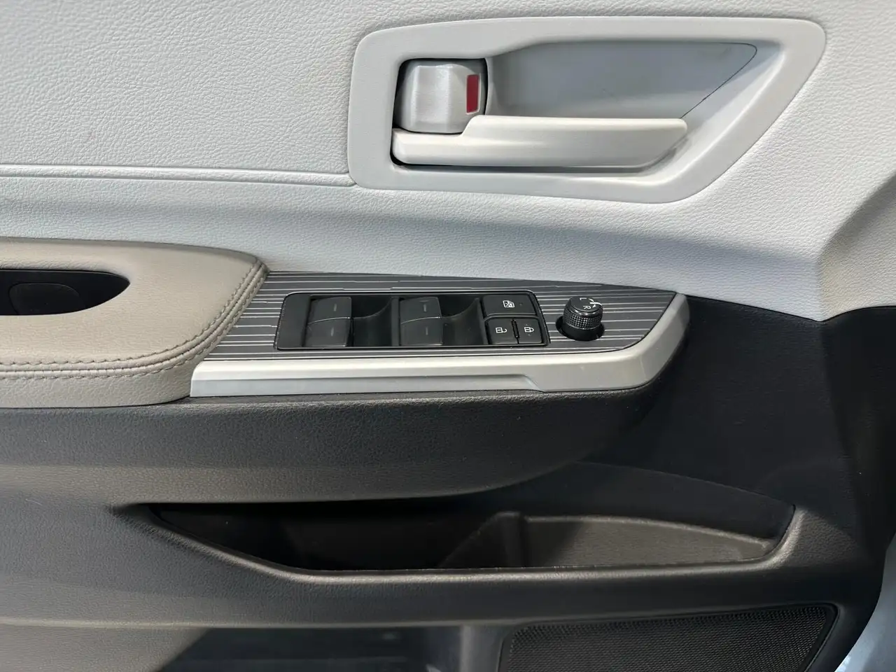 Toyota Sienna снимка Toyota Sienna