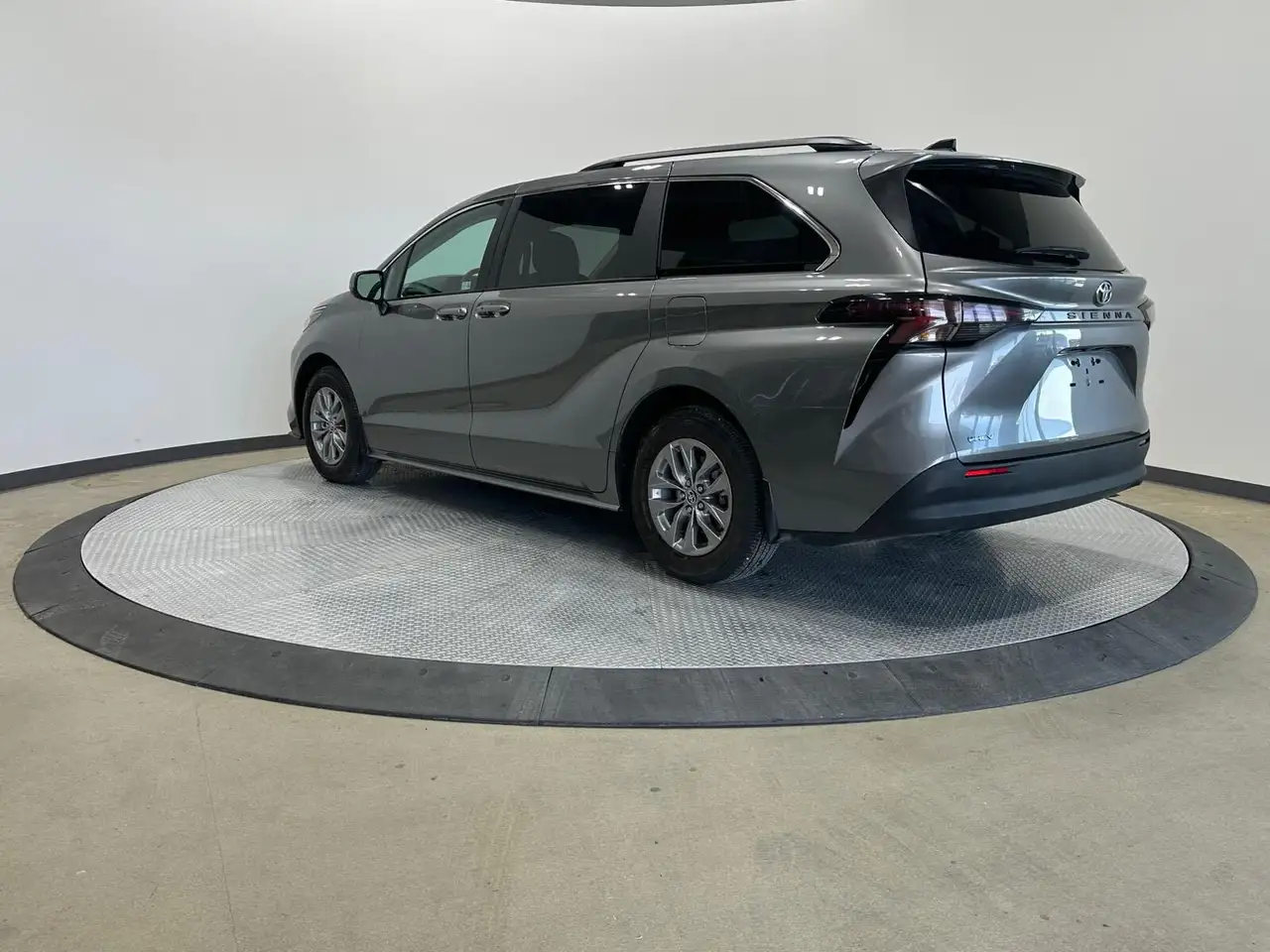 Toyota Sienna снимка Toyota Sienna