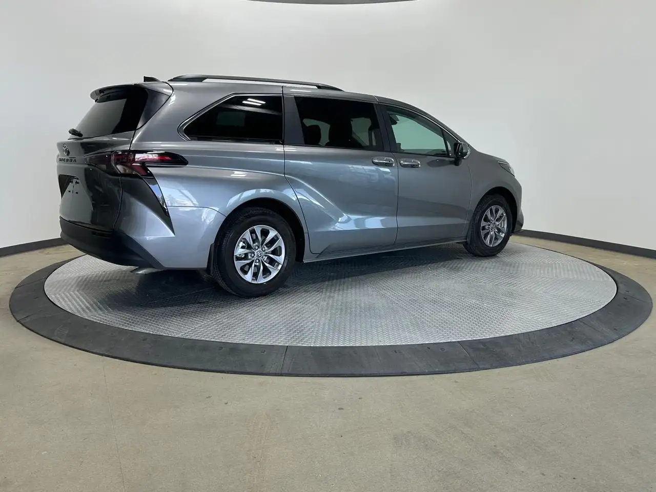 Toyota Sienna снимка Toyota Sienna