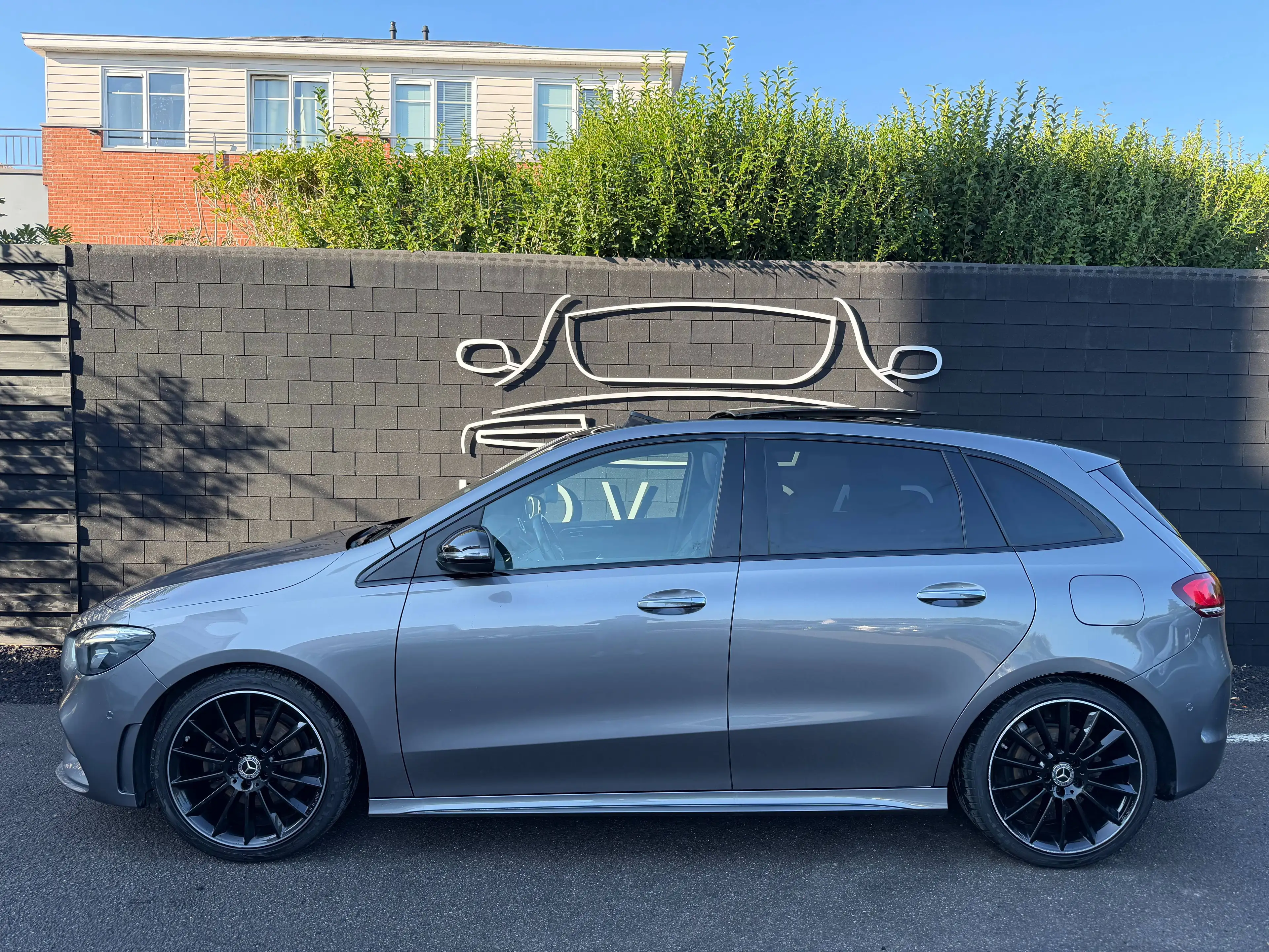 Mercedes-Benz B 200 d  PACK AMG+TOIT OUVRANT+AMBI LIGHT+CAMERA+LED — photo 2