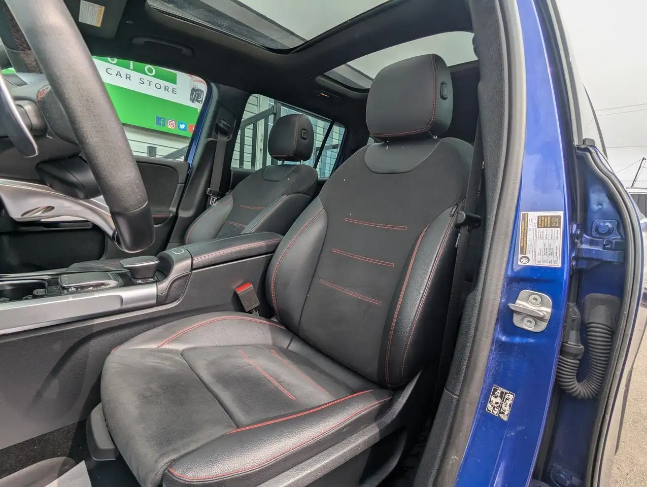 Mercedes-Benz GLB снимка Mercedes-Benz GLB