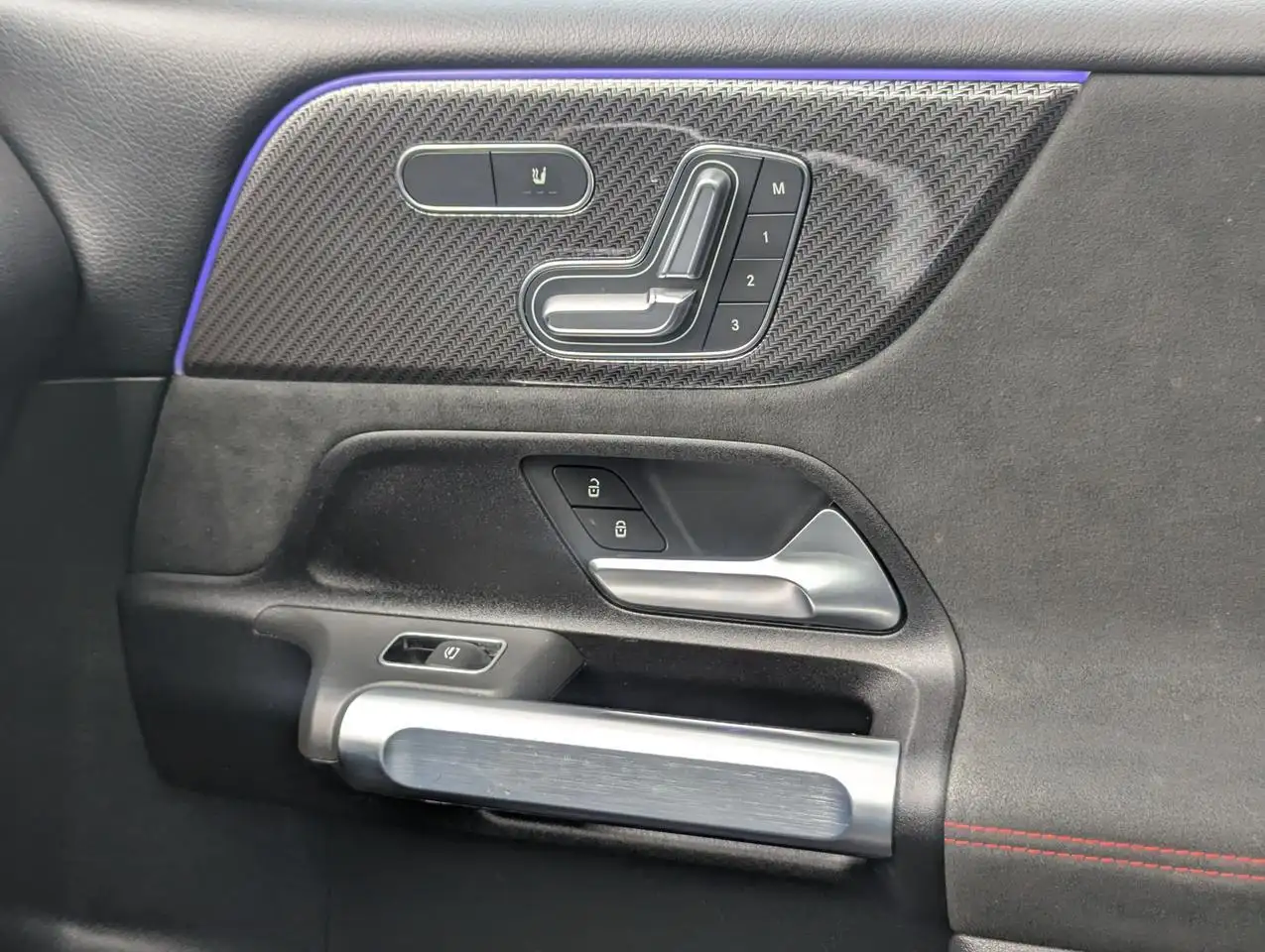 Mercedes-Benz GLB снимка Mercedes-Benz GLB