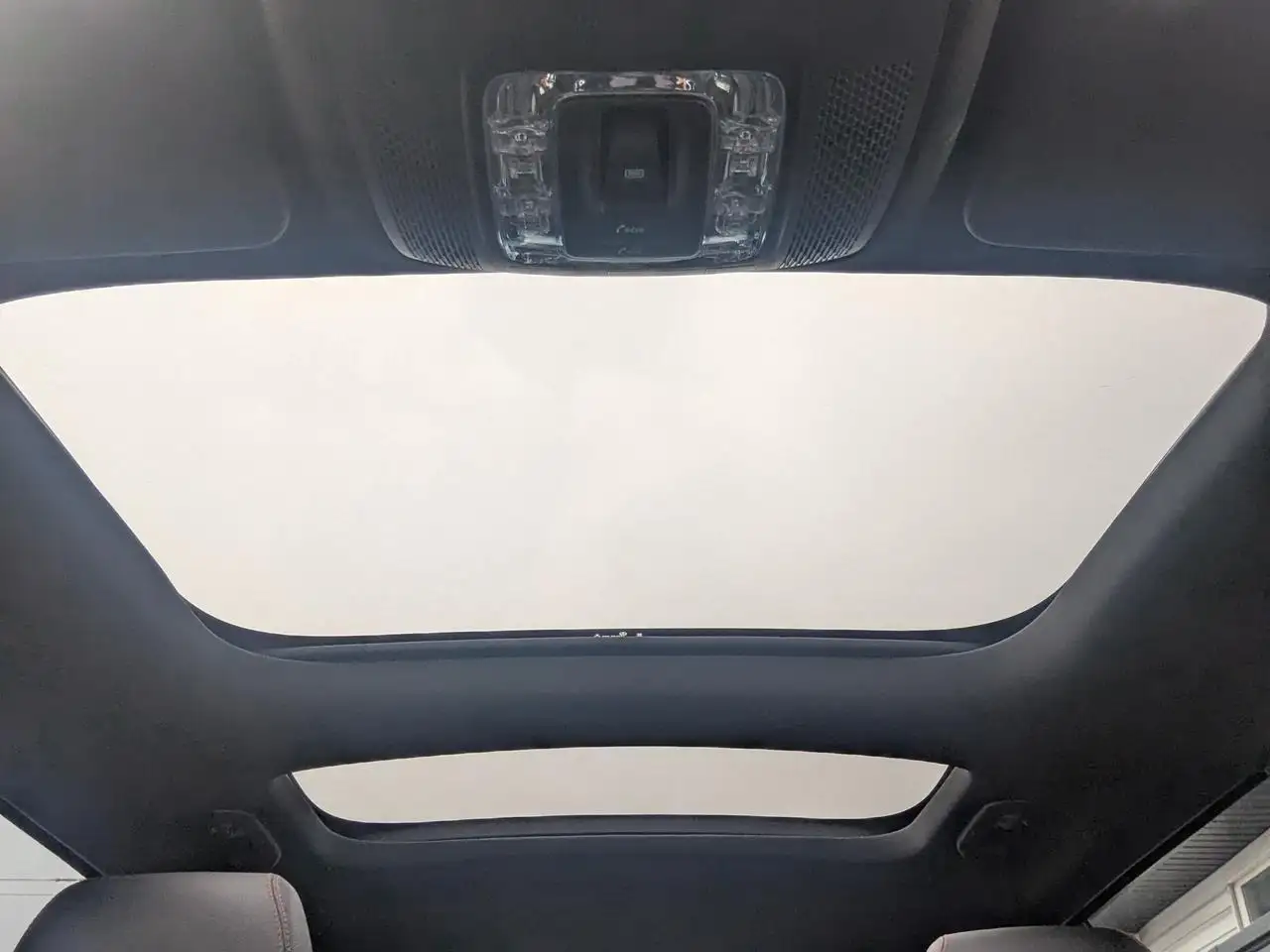Mercedes-Benz GLB снимка Mercedes-Benz GLB